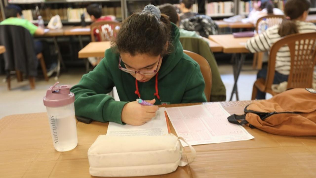 Efes Selçuk’ta öğrencilere ücretsiz deneme sınavı desteği