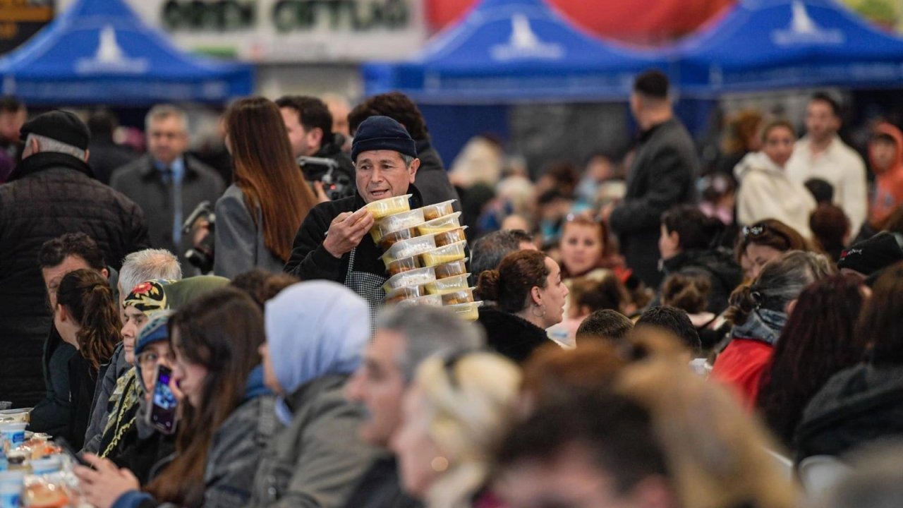 Ramazan Sofraları Balçova ve Narlıdere’de Buluşma Noktası Oldu