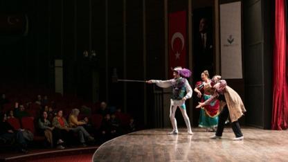 Torbalı’da Sahne Işıkları Çocuklar İçin Yandı