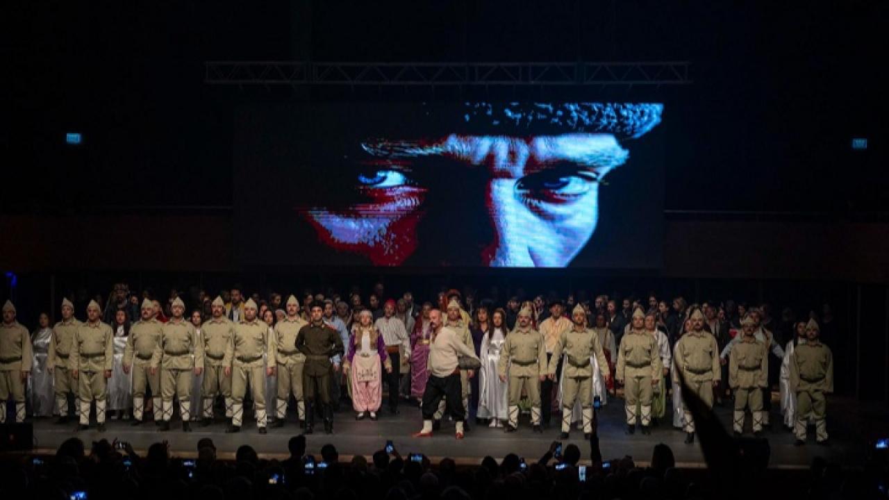 “Uyan Memet” Gösterisi Ayakta Alkışlandı