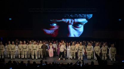 “Uyan Memet” Gösterisi Ayakta Alkışlandı