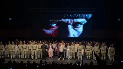 “Uyan Memet” Gösterisi Ayakta Alkışlandı