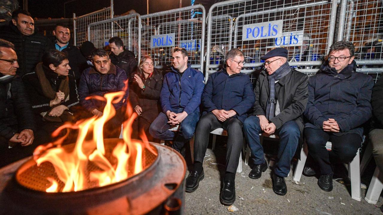 Başkan Tugay ve Vatandaşlar Sabaha Kadar Direndi