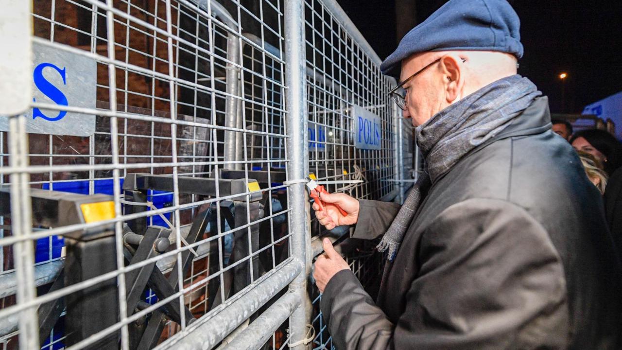 Başkan Tugay ve Vatandaşlar Sabaha Kadar Direndi
