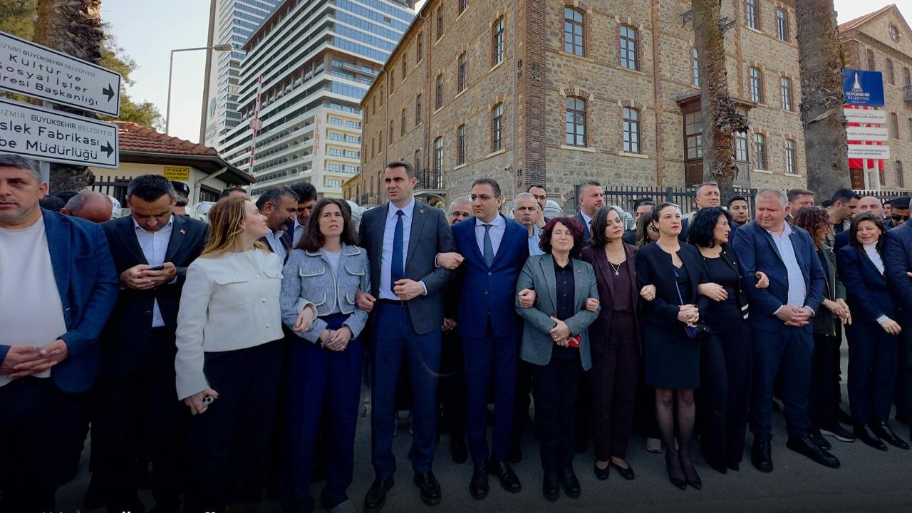 Başkanlar Zincir Oldu, İzmir Marşı Yankılandı