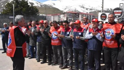 Bitlis’te saldırılara tepki: Eğitimcilerden gıyabi cenaze namazı