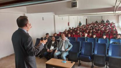 BOĞAZLIYAN’DA TÜBİTAK BİLİM SÖYLEŞİLERİ KAPSAMINDA “SESSİZ TEHDİT” GÜNDEMDE: MİKROPLASTİKLER MASAYA YATIRILDI