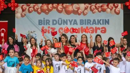 Bornova’da 23 Nisan sahnesi miniklere emanet