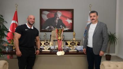 Dikili’nin Gururu Yılmaz Acar Zirvede