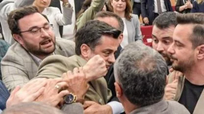 İzmir Büyükşehir Meclisi’nde Kavga!