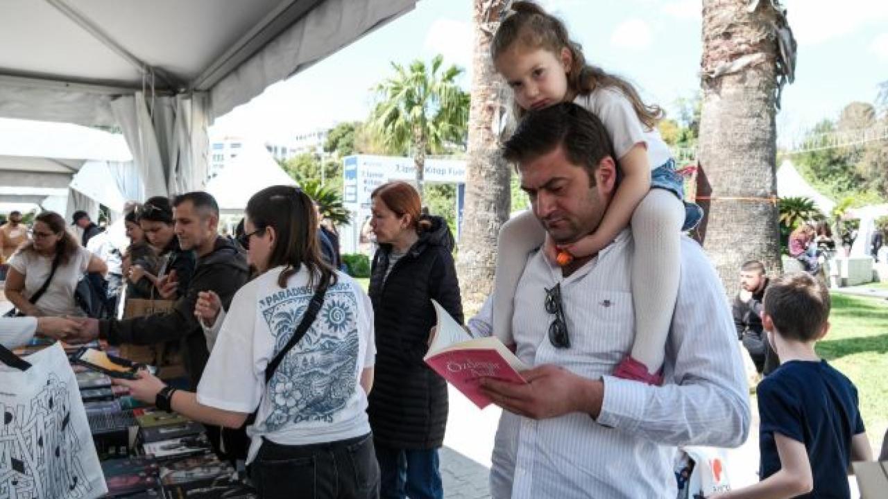 İzmir Kitap Fuarı’nda Hafta Sonu Yoğunluğu