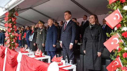 İzmir’de 23 Nisan Coşkusu! Meydan Kırmızı Beyaza Büründü