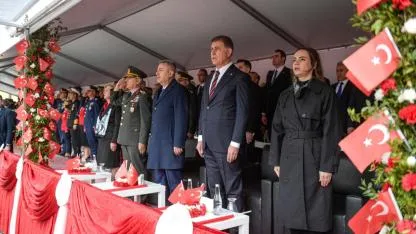 İzmir’de 23 Nisan Coşkusu! Meydan Kırmızı Beyaza Büründü