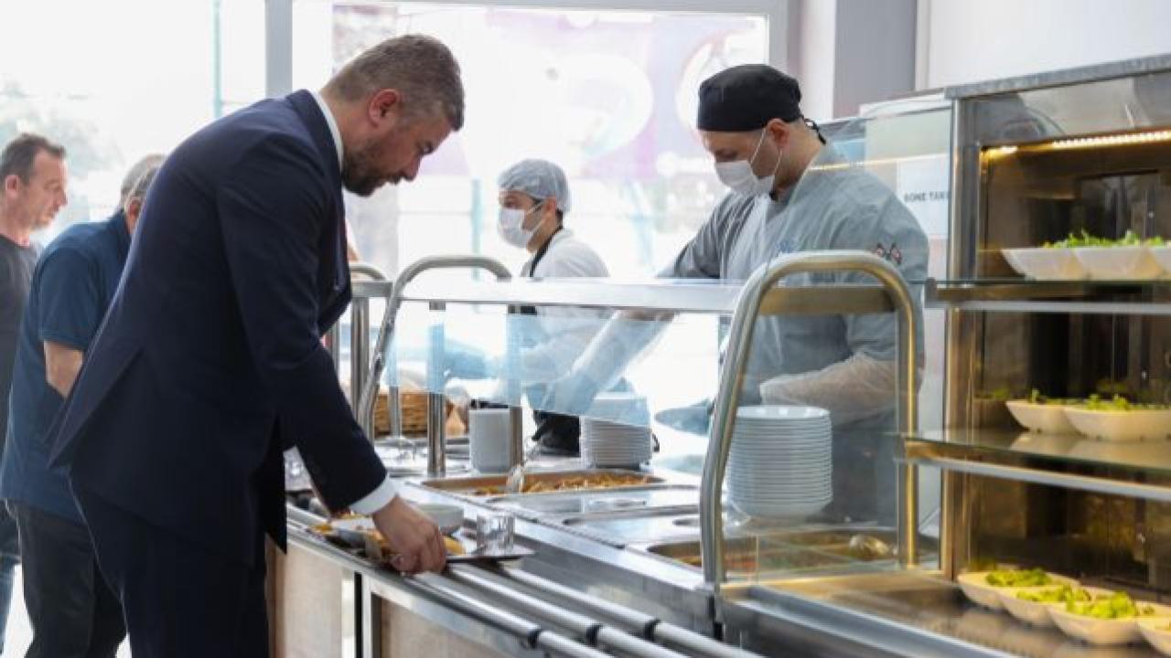 İzmir’de vatandaşlara ücretsiz yemek fırsatı