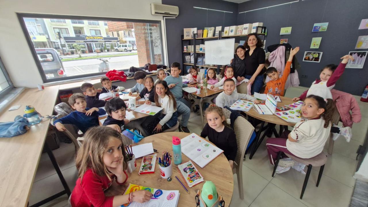 Minik Ressamlar Ayvalık’ta Sahneye Çıktı!