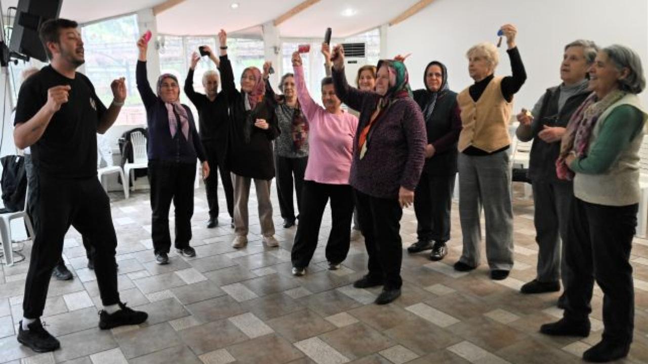 Sahneyle Hayata Tutunuyorlar!