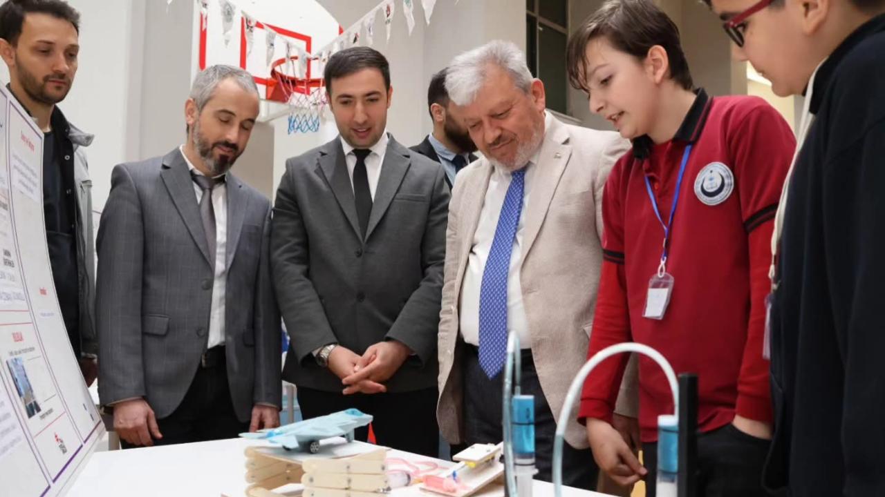 Genç Mucitler Sahnede: Bilim Fuarı Kapılarını Açtı”