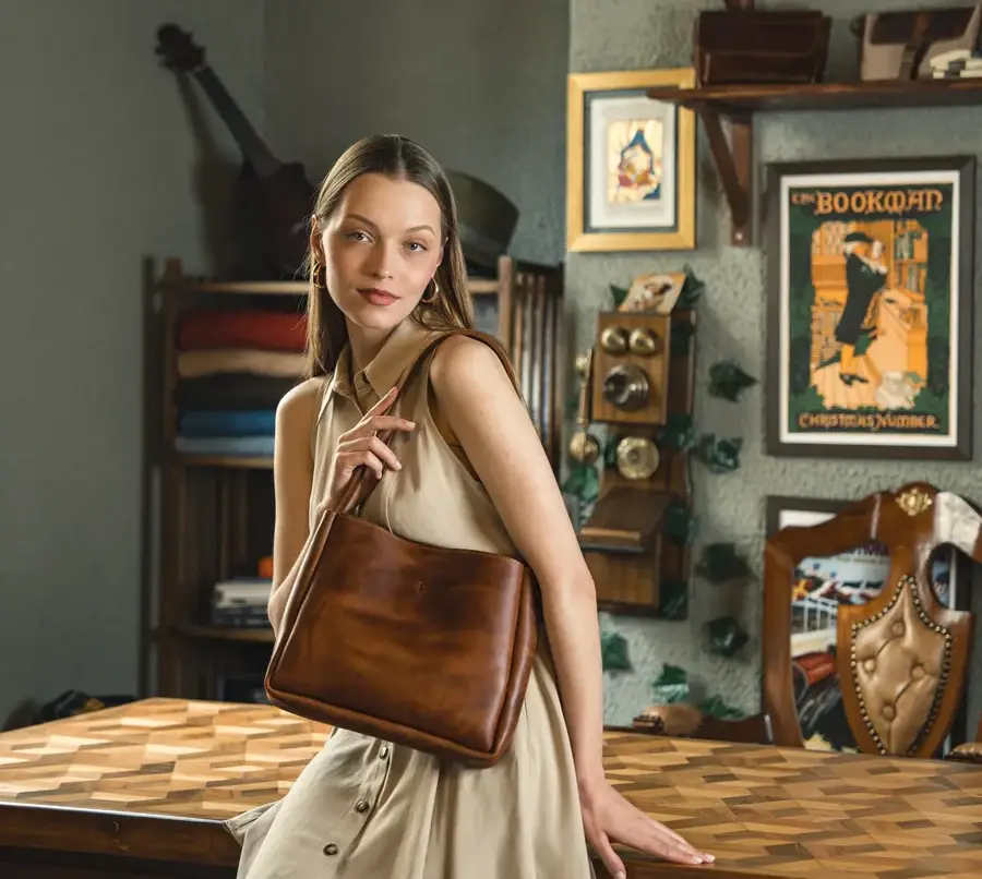 Deri Kadın Çantaları: Zamansız Şıklığın ve Kalitenin Simgesi